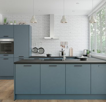 Køb lækkert U-formet køkken i elegant fjordblå
